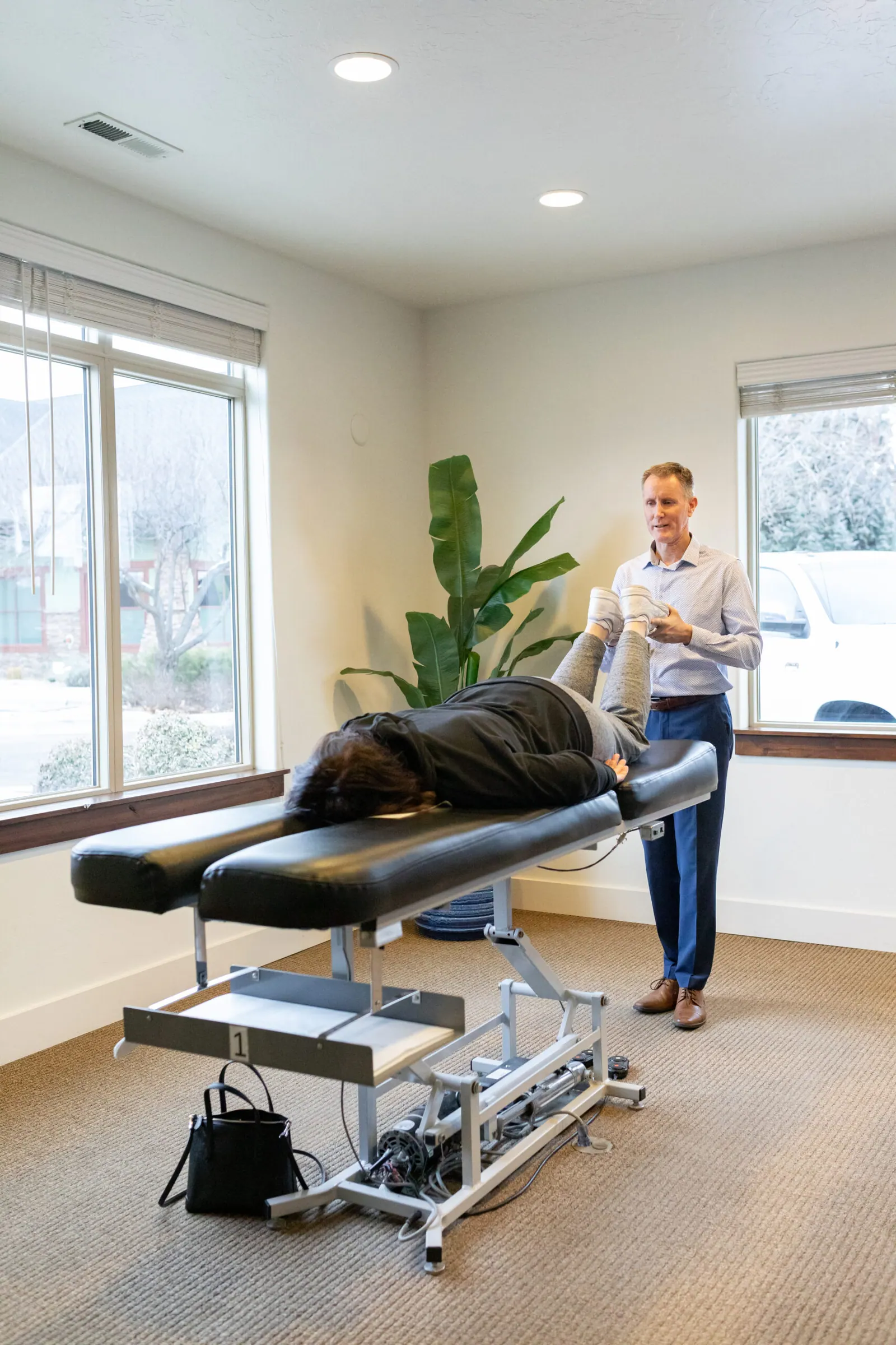 Dr. Craig Ellison attend patients leg arthritis pain
