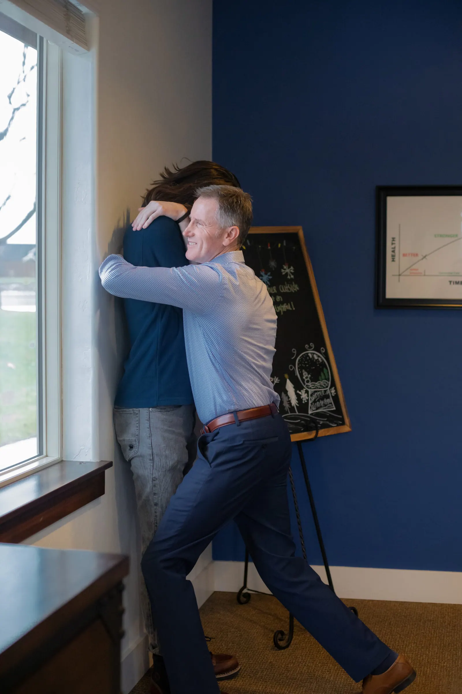 Dr. Craig Ellison attend female patients arm pain
