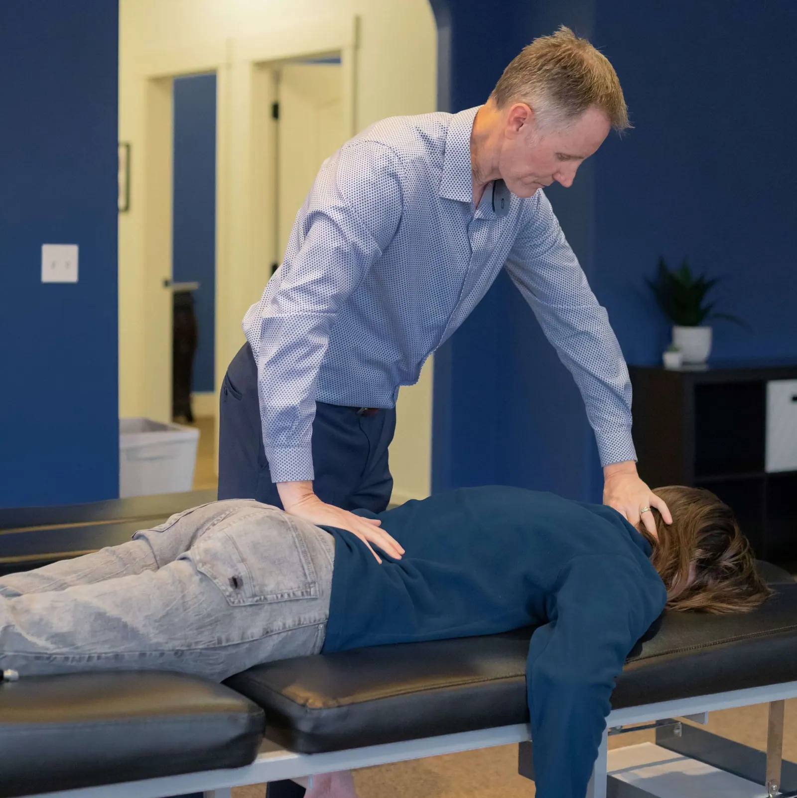 Dr. Craig Ellison attend patient back pain treatment