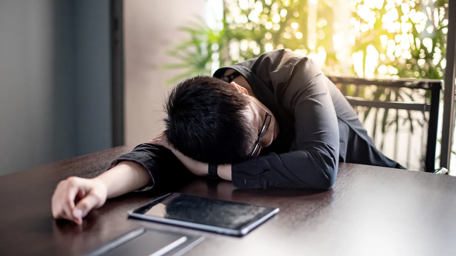 man resting in table, cellular detoxification