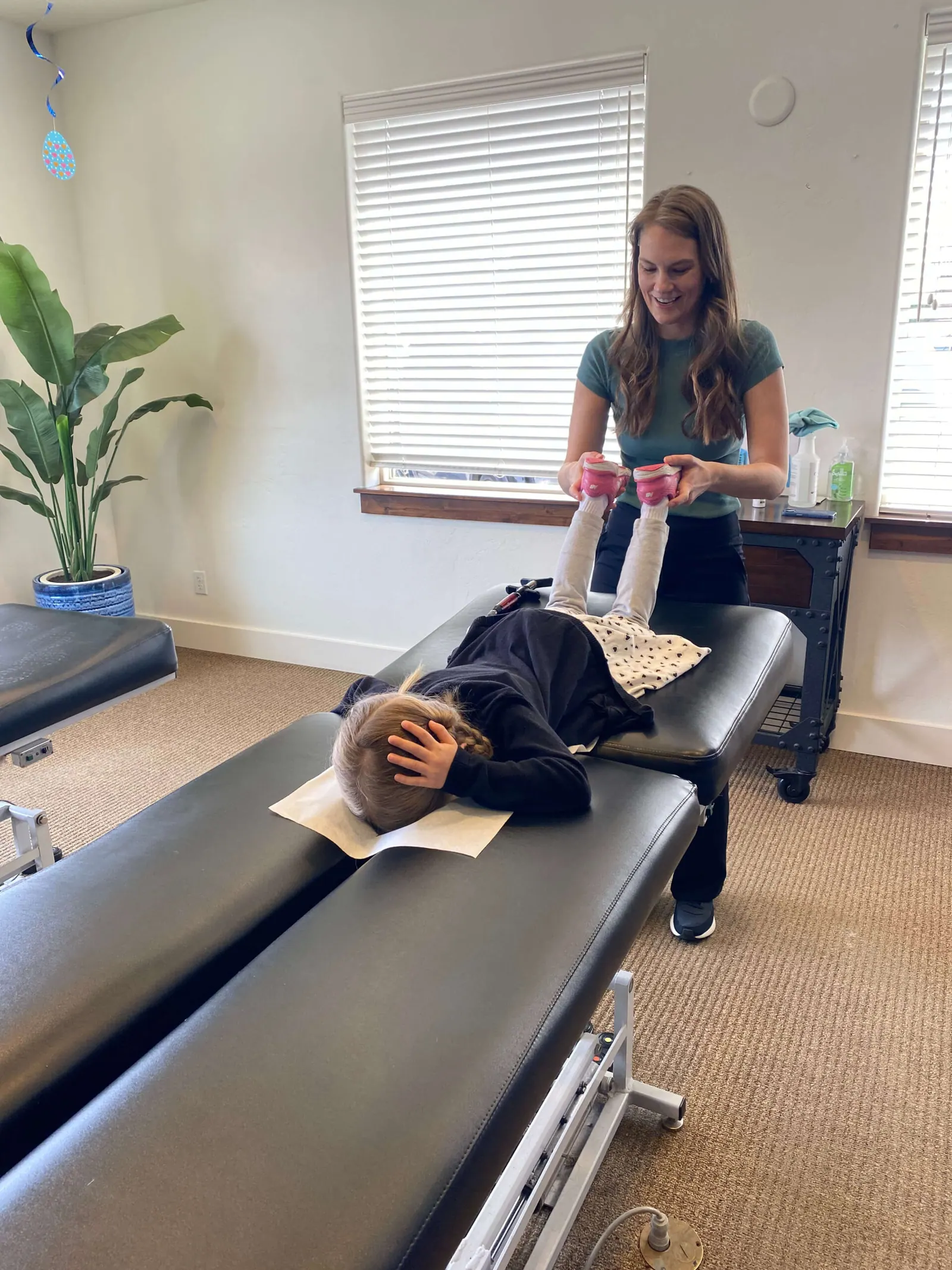 Dr. Moore attend kid patient sprain